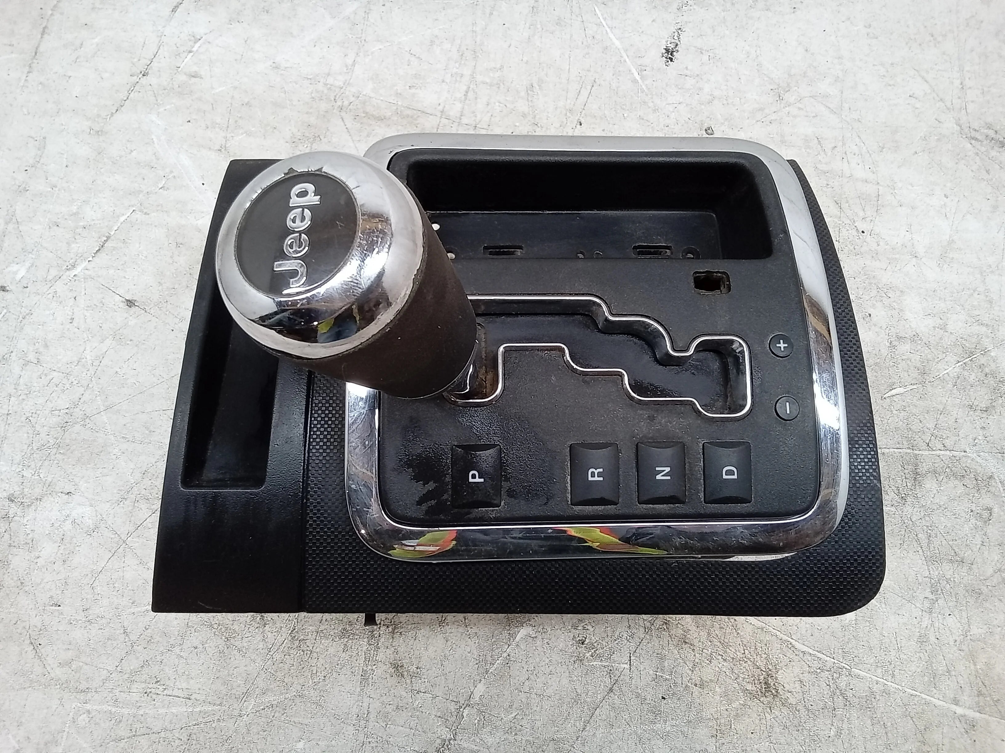 Pre-Owned 09 Jeep Grand Cherokee Floor Shifter W/ Trim Bezel OEM (Good)